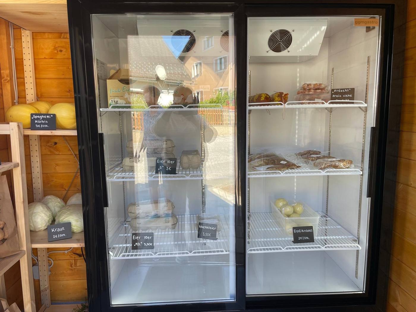 Kühlschrank im Hofladen mit Eierkartons